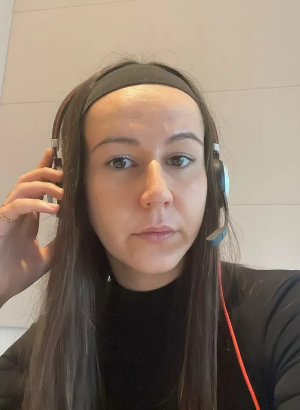 Joana Peixe with a headset