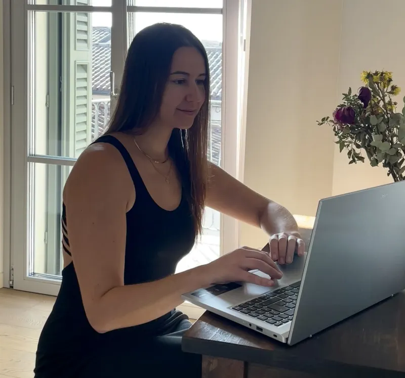 Joana Peixe with a laptop